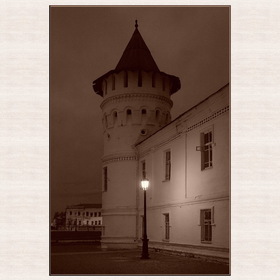 Тобольск. Монастырская башня ночью.