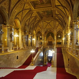 Парадная лестница парламента Венгерской Республики