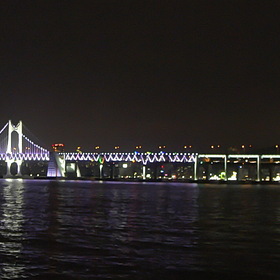 Мост в Пусане ночью.
